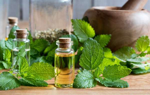 Use Garlic, Castor, and Peppermint Oils to Treat Skin Conditions